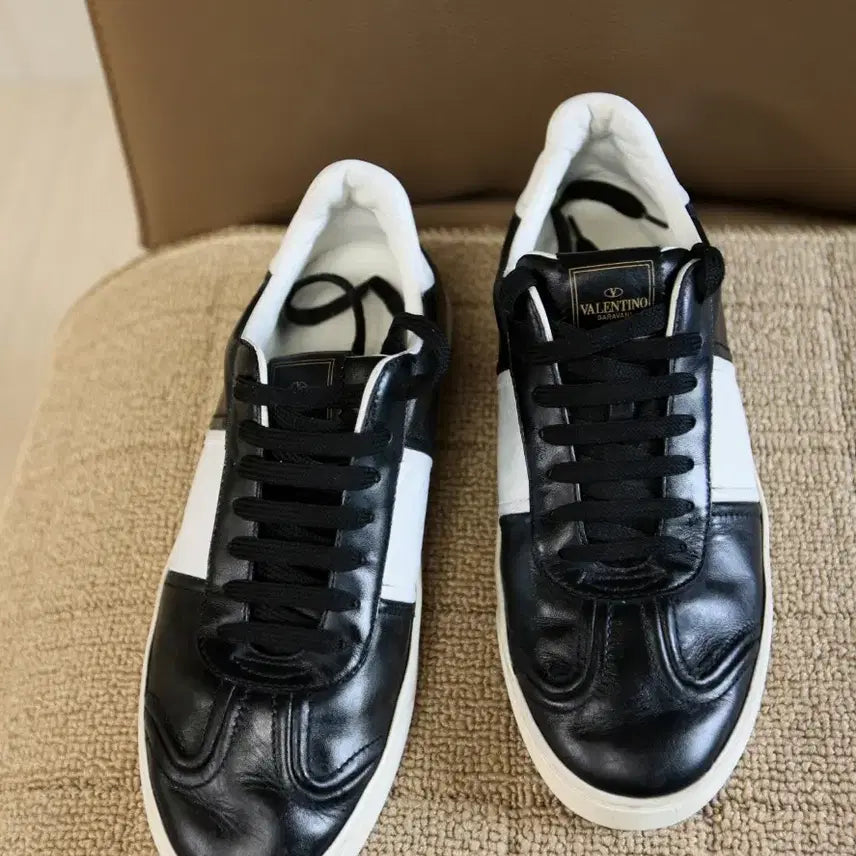 [BUNJANG] Valentino Garavani Black &amp; White Leather Studded Sneakers / 발렌티노 가라바니 블랙 화이트 스니커즈
