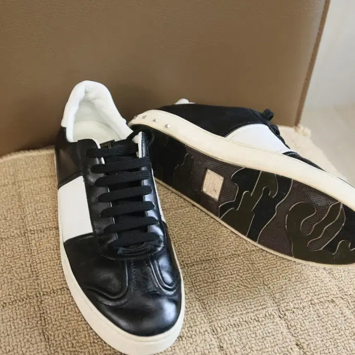 [BUNJANG] Valentino Garavani Black &amp; White Leather Studded Sneakers / 발렌티노 가라바니 블랙 화이트 스니커즈