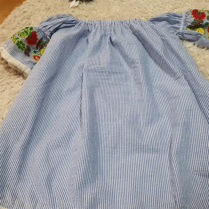 [BUNJANG] Striped Embroidered Off-Shoulder Blouse Set / 새상품/2장 일괄가격 시원한 스트라이프 패턴에 자수 디테일이 매력적인 오