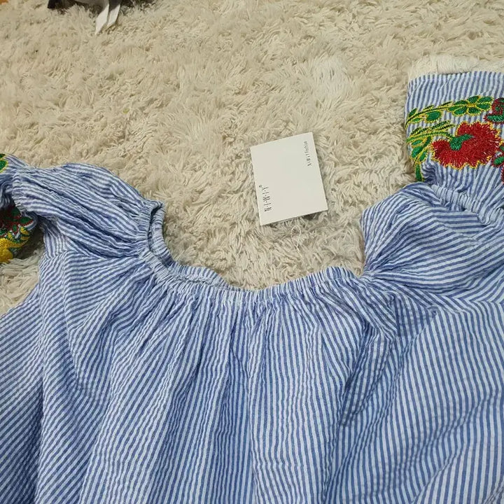 [BUNJANG] Striped Embroidered Off-Shoulder Blouse Set / 새상품/2장 일괄가격 시원한 스트라이프 패턴에 자수 디테일이 매력적인 오