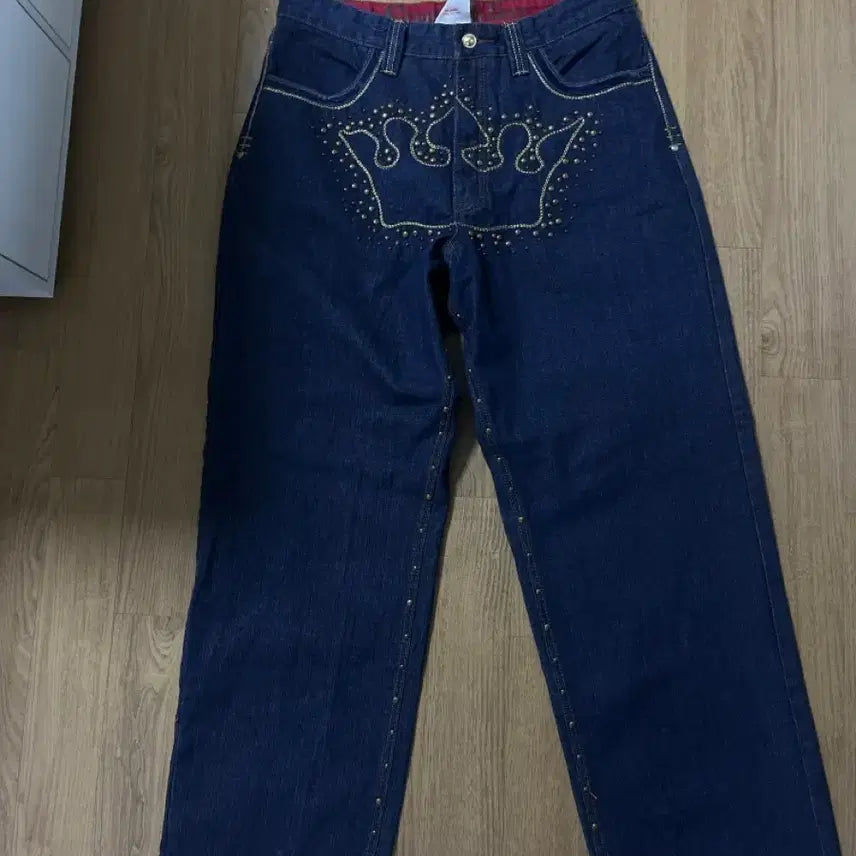 [BUNJANG] Vintage Crown Embellished Denim Pants / 디엠빈티지 왕관 데님팬츠