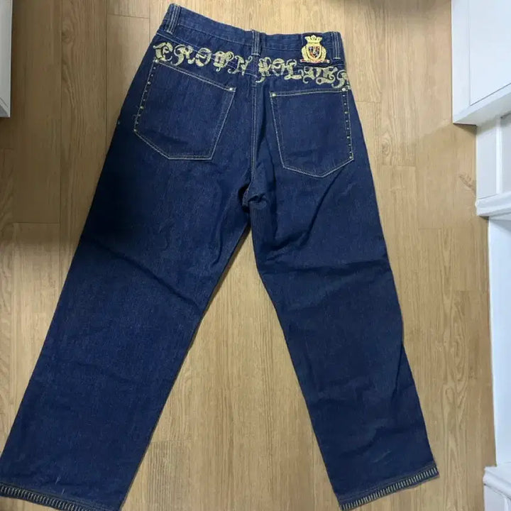 [BUNJANG] Vintage Crown Embellished Denim Pants / 디엠빈티지 왕관 데님팬츠