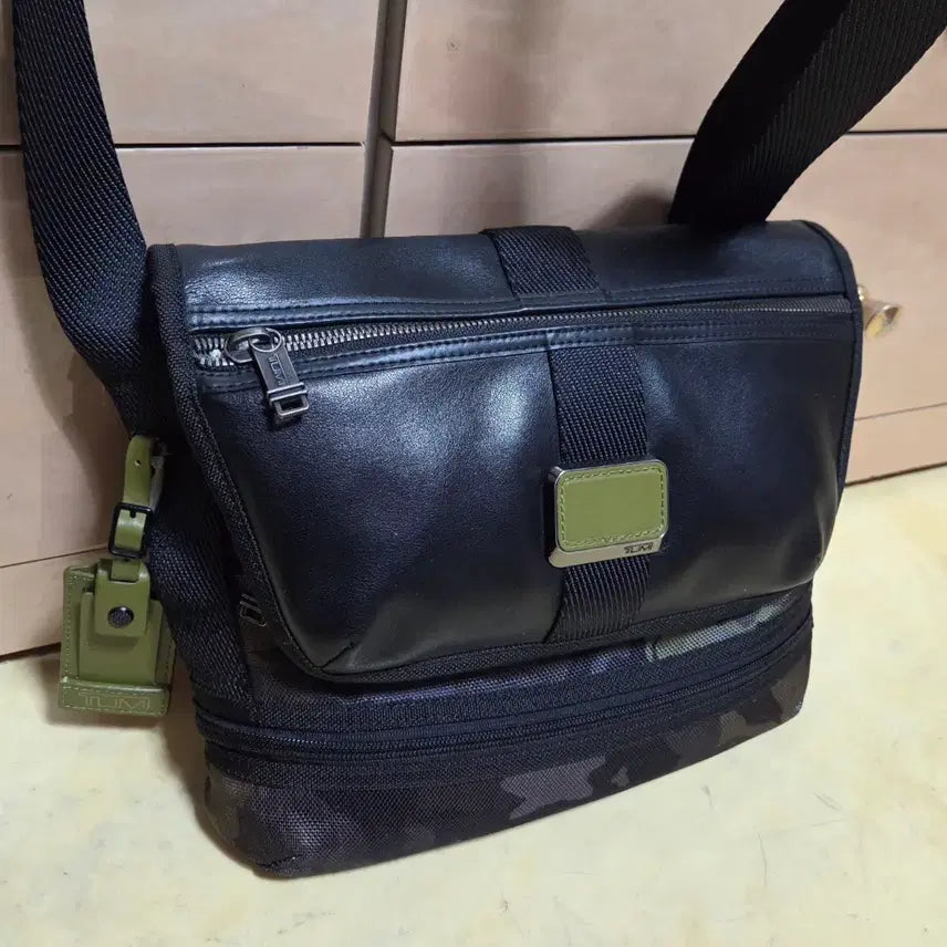 [BUNJANG] Tumi Alpha Bravo Travis Crossbody Bag / 투미 정품 알파브라보 트레비스 크로스백 거의새제품