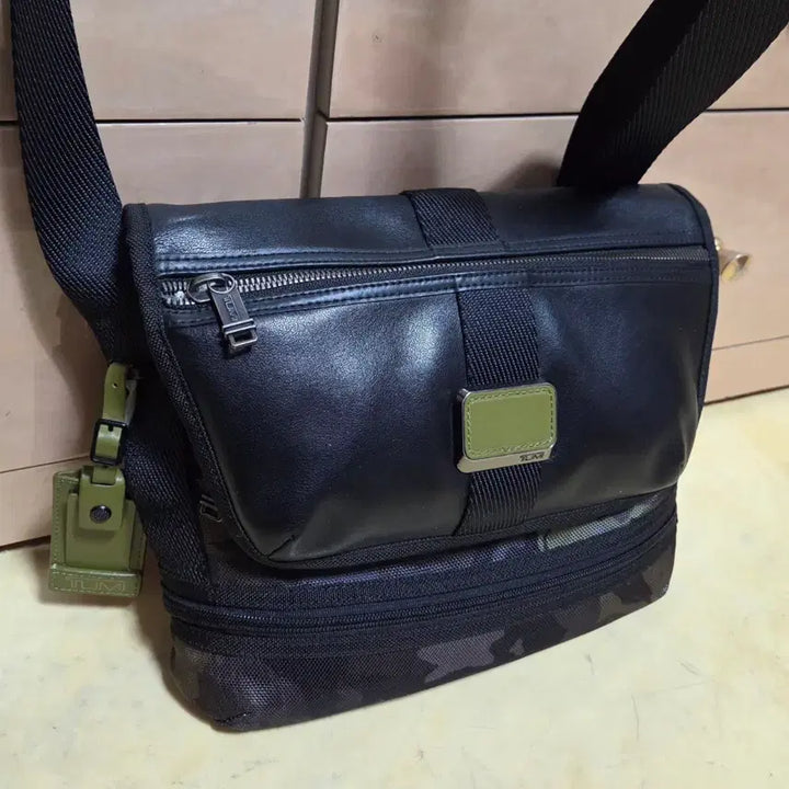 [BUNJANG] Tumi Alpha Bravo Travis Crossbody Bag / 투미 정품 알파브라보 트레비스 크로스백 거의새제품