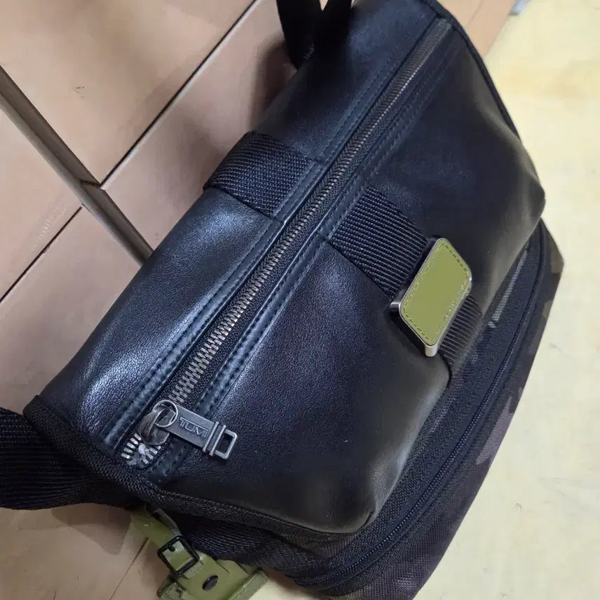 [BUNJANG] Tumi Alpha Bravo Travis Crossbody Bag / 투미 정품 알파브라보 트레비스 크로스백 거의새제품