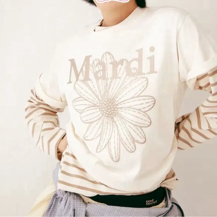 [BUNJANG] Mardi Mercredi Flower Embroidered T-Shirt / 마르디 플라워 자수티