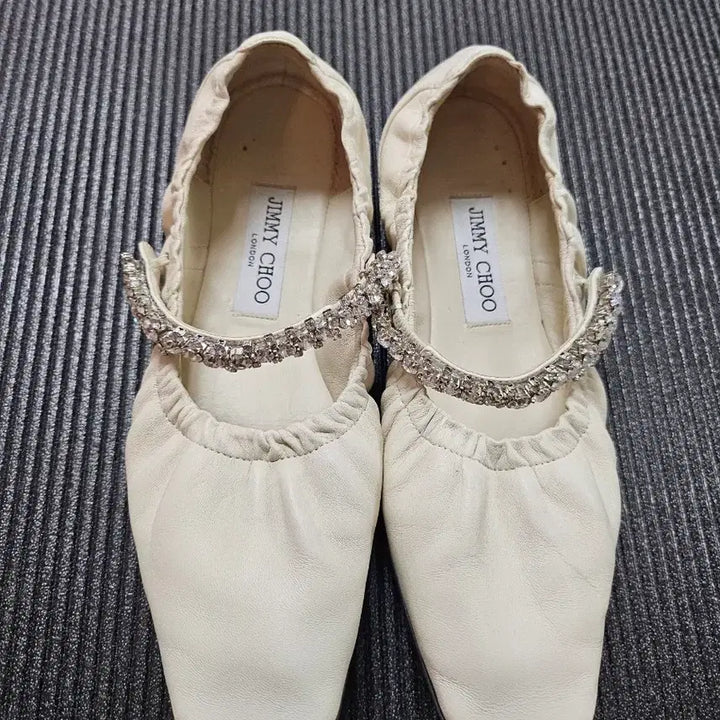 [BUNJANG] Jimmy Choo Ivory Crystal Flats / 지미추 아이보리 크리스탈 플랫 슈즈