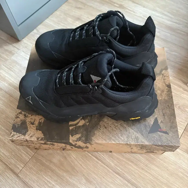 [BUNJANG] Loa Hiking Katarina Black Shoes / 로아 하이킹 카타리나 블랙 42