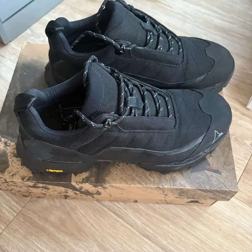 [BUNJANG] Loa Hiking Katarina Black Shoes / 로아 하이킹 카타리나 블랙 42