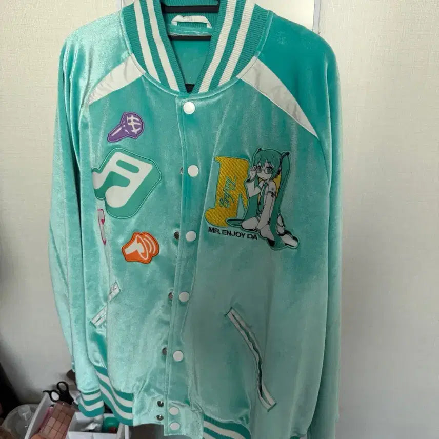 [BUNJANG] MEDM x Hatsune Miku Collaboration Velvet Embroidered Patch Stadium Varsity Jacket / MEDM X 하츠네미쿠 콜라보 벨벳 자수 패치 스타디움 바시티 자켓
