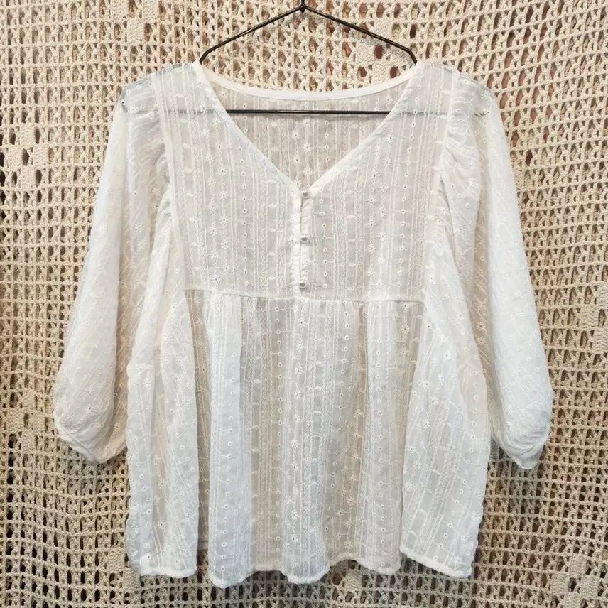 [BUNJANG] Punch Embroidery White 7-Sleeve Blouse / 펀칭 자수 화이트 숏블라우스 7부
