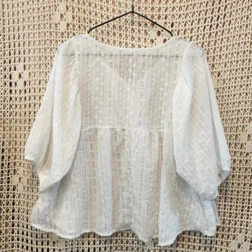 [BUNJANG] Punch Embroidery White 7-Sleeve Blouse / 펀칭 자수 화이트 숏블라우스 7부