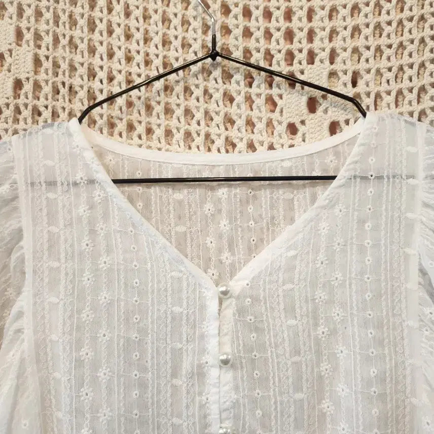 [BUNJANG] Punch Embroidery White 7-Sleeve Blouse / 펀칭 자수 화이트 숏블라우스 7부