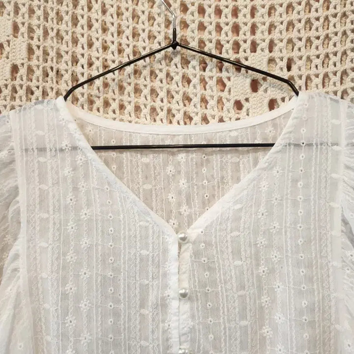 [BUNJANG] Punch Embroidery White 7-Sleeve Blouse / 펀칭 자수 화이트 숏블라우스 7부