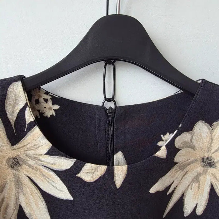 [BUNJANG] Black Floral Puff Sleeve Blouse / M/블랙 꽃무늬 퍼프 블라우스