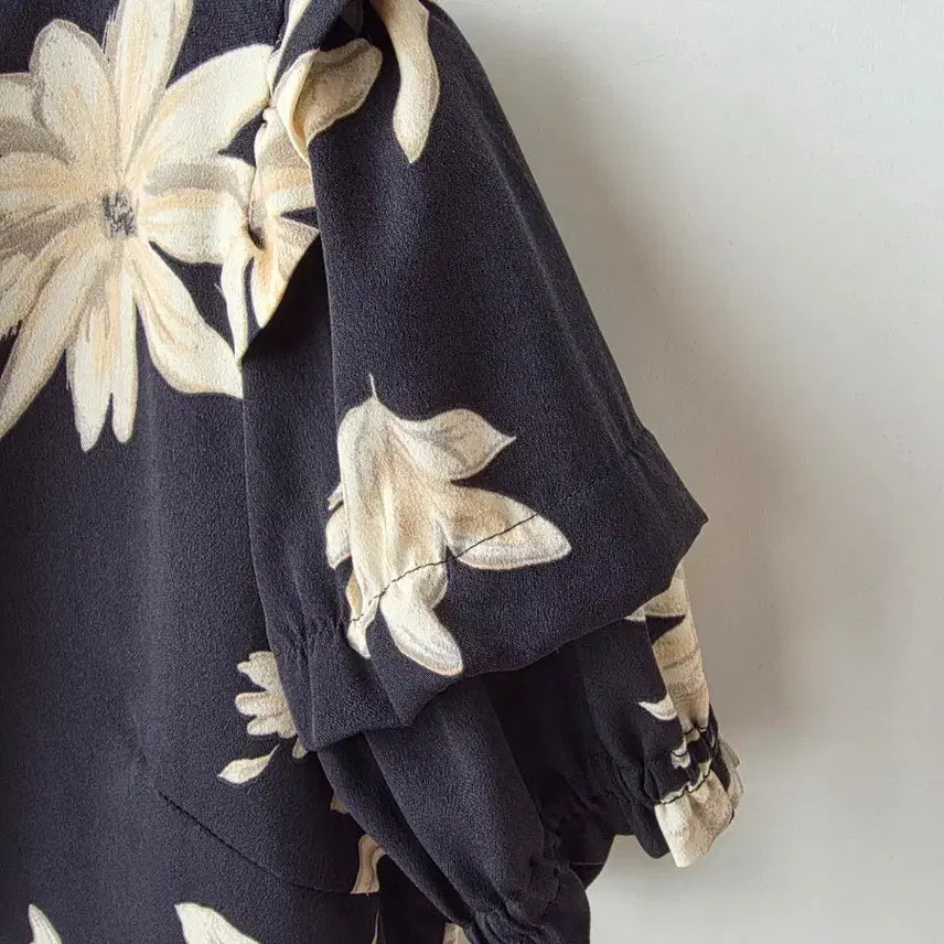[BUNJANG] Black Floral Puff Sleeve Blouse / M/블랙 꽃무늬 퍼프 블라우스