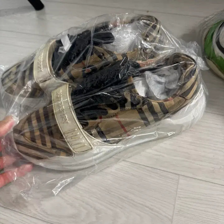 [BUNJANG] Burberry Check Velcro Sneakers / 버버리 체크 벨크로 스니커즈