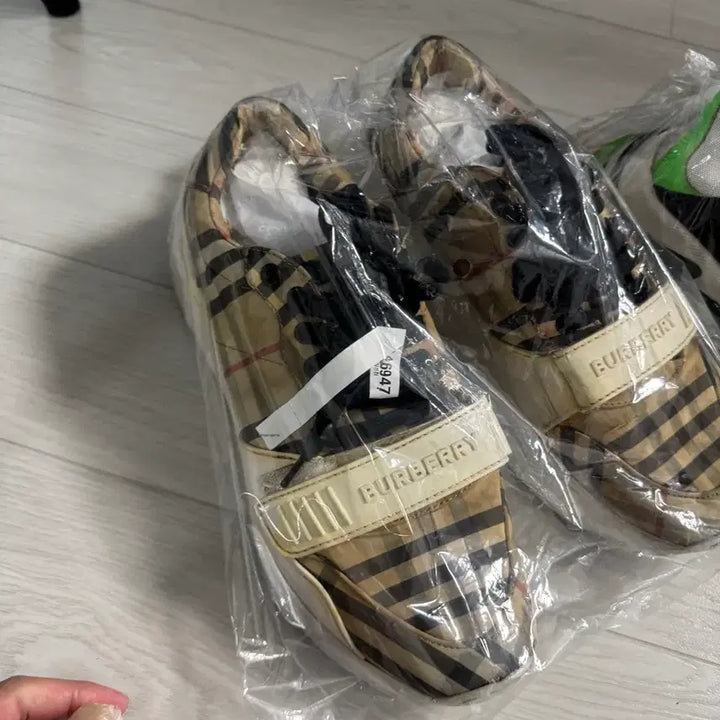 [BUNJANG] Burberry Check Velcro Sneakers / 버버리 체크 벨크로 스니커즈