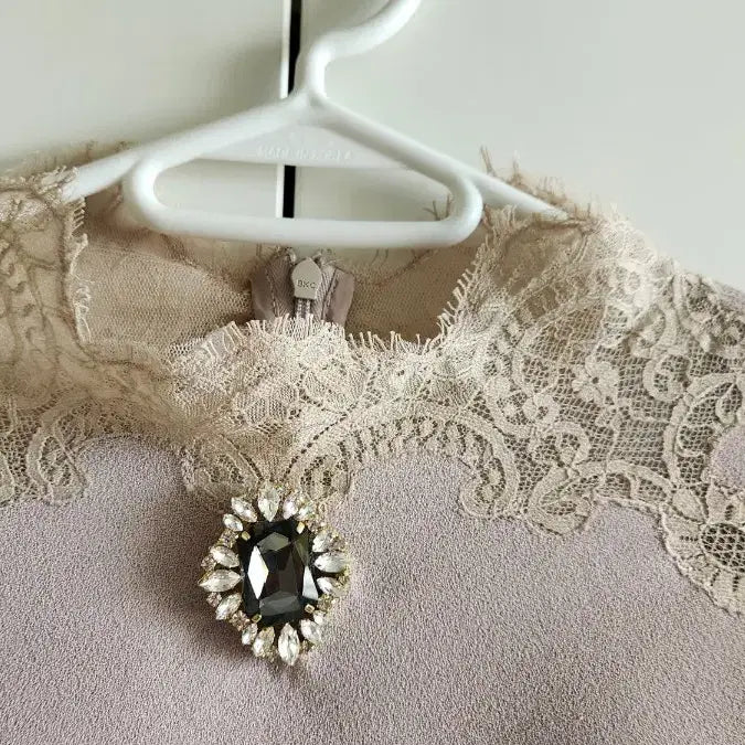 [BUNJANG] Mojo.S.Pinn Lace Brooch Embellished Coat Dress / 모조에스핀레이스 브로치 장식 코트 원피스