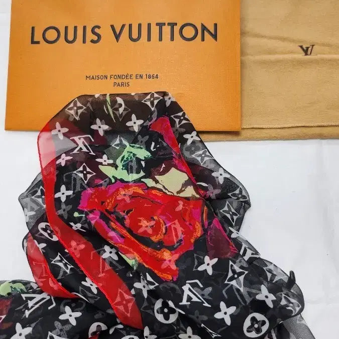 [BUNJANG] Louis Vuitton x Stephen Sprouse Monogram Roses Silk Scarf Limited Edition / 루이비통 로즈 스티븐 스프루스 그래피티 실크 스카프 리미티드 에디션