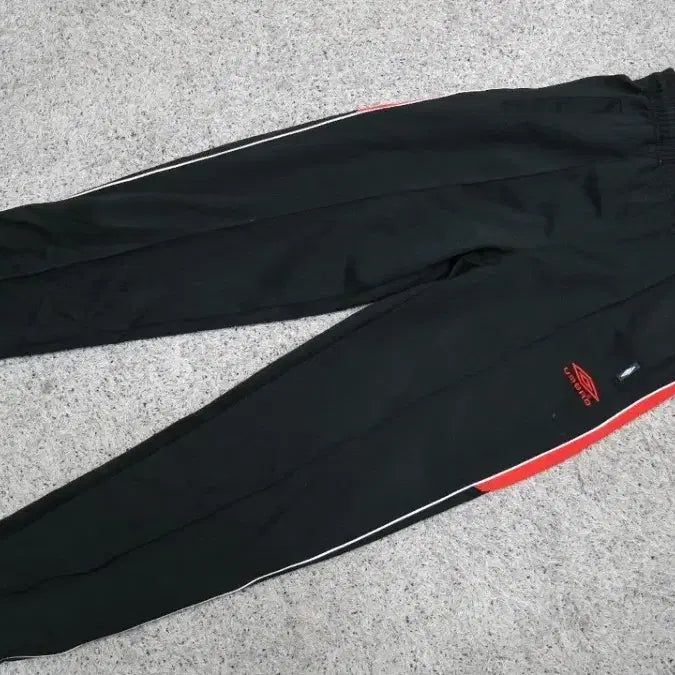 [BUNJANG] Umbro Red Line Black Training Pants M / 택포)엄브로 블랙 트레이닝 바지 레드 라인M