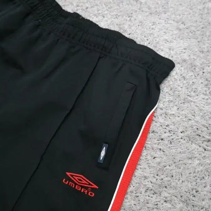 [BUNJANG] Umbro Red Line Black Training Pants M / 택포)엄브로 블랙 트레이닝 바지 레드 라인M