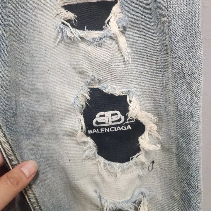 [BUNJANG] Balenciaga Distressed Washed Denim Jeans / 발렌시아가 데미지 워싱 데님 청바지