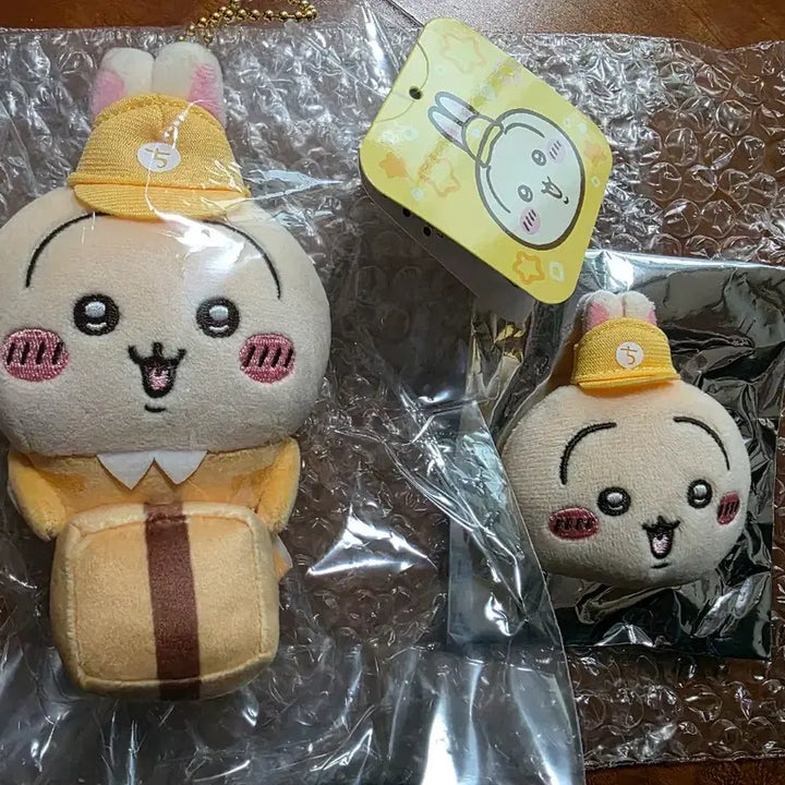 [BUNJANG] Chiikawa Usagi Delivery Worker Mascot &amp; Limited Edition Face Badge Set / 치이카와 우사기 배달원 마스코트 &amp; 우사기 한정판 얼굴뱃지 세트