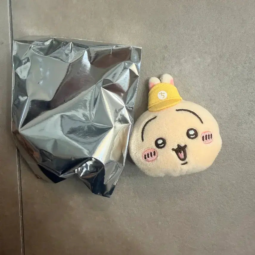 [BUNJANG] Chiikawa Usagi Delivery Worker Mascot &amp; Limited Edition Face Badge Set / 치이카와 우사기 배달원 마스코트 &amp; 우사기 한정판 얼굴뱃지 세트