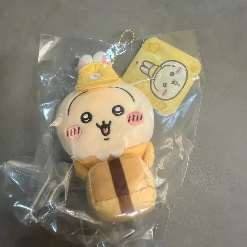 [BUNJANG] Chiikawa Usagi Delivery Worker Mascot &amp; Limited Edition Face Badge Set / 치이카와 우사기 배달원 마스코트 &amp; 우사기 한정판 얼굴뱃지 세트