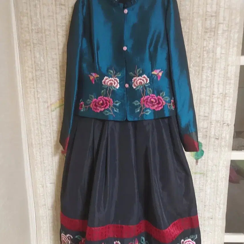 [BUNJANG] KDC Kkam Embroidered Ensemble Dress &amp; Jacket Set / KDC 깜)꽃 자수 앙상블 원피스 &amp; 자켓 세트66~77