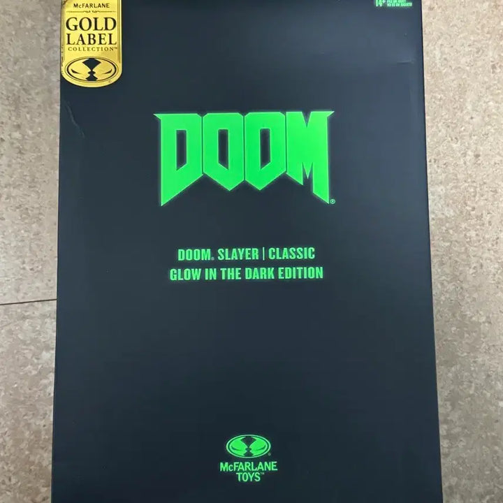 [BUNJANG] McFarlane DOOM Slayer Gold Label Glow-in-the-Dark Limited Edition Figure / 맥팔레인 둠 슬레이어 골드라벨 글로우인더다크