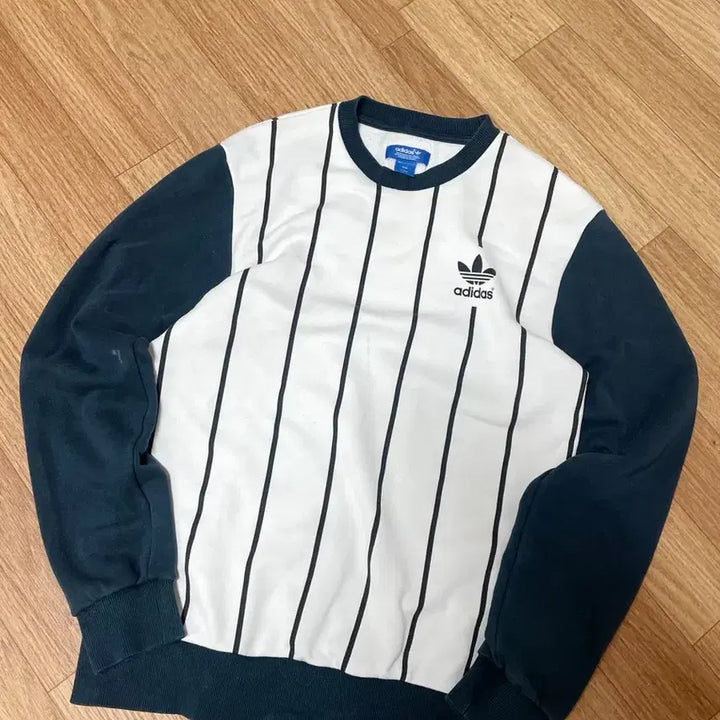 [BUNJANG] Adidas Orca Old School Limited Edition Sweatshirt / 아디다스 맨투맨 티셔츠 범고래 올드스쿨 한정판