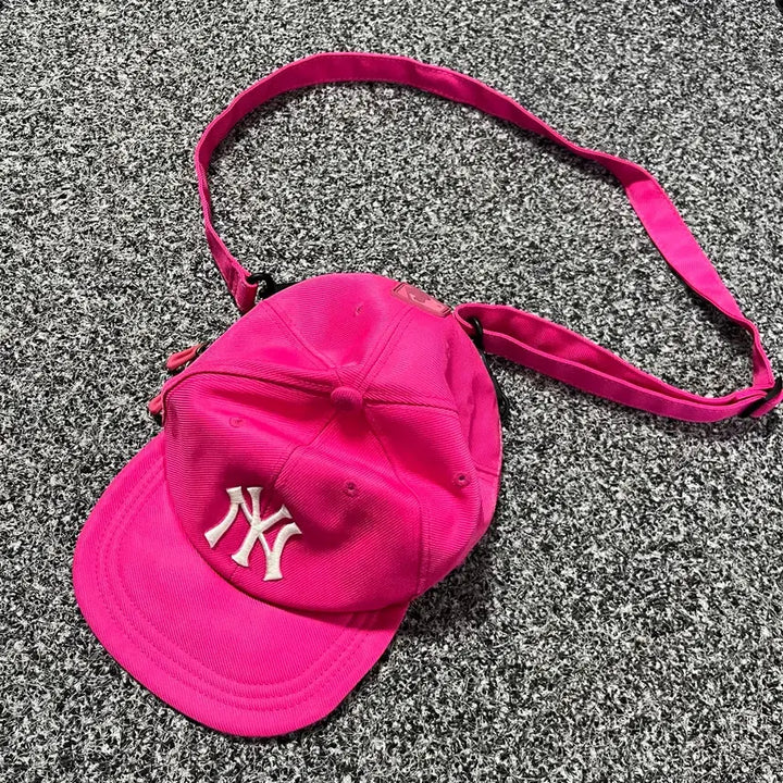 [BUNJANG] MLB New York Yankees Pink Crossbody Cap Bag / MLB 뉴욕 양키스 진핑크색 볼캡 크로스백