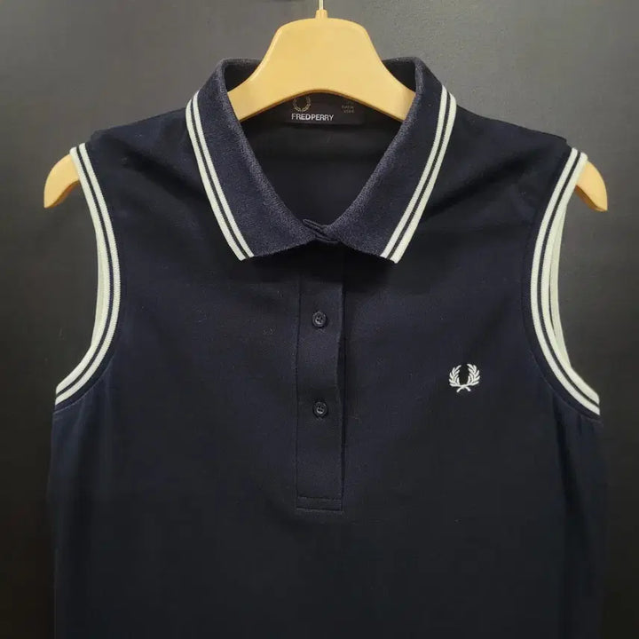[BUNJANG] Fred Perry Vintage Embroidered Logo Sleeveless Shirt / Fred Perry 프레드페리 빈티지 자수로고 슬리브리스 나시 셔츠