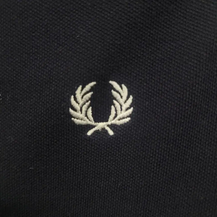 [BUNJANG] Fred Perry Vintage Embroidered Logo Sleeveless Shirt / Fred Perry 프레드페리 빈티지 자수로고 슬리브리스 나시 셔츠