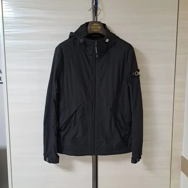 [SOLD OUT] 내셔널지오그래픽 블랙 후드 바람막이