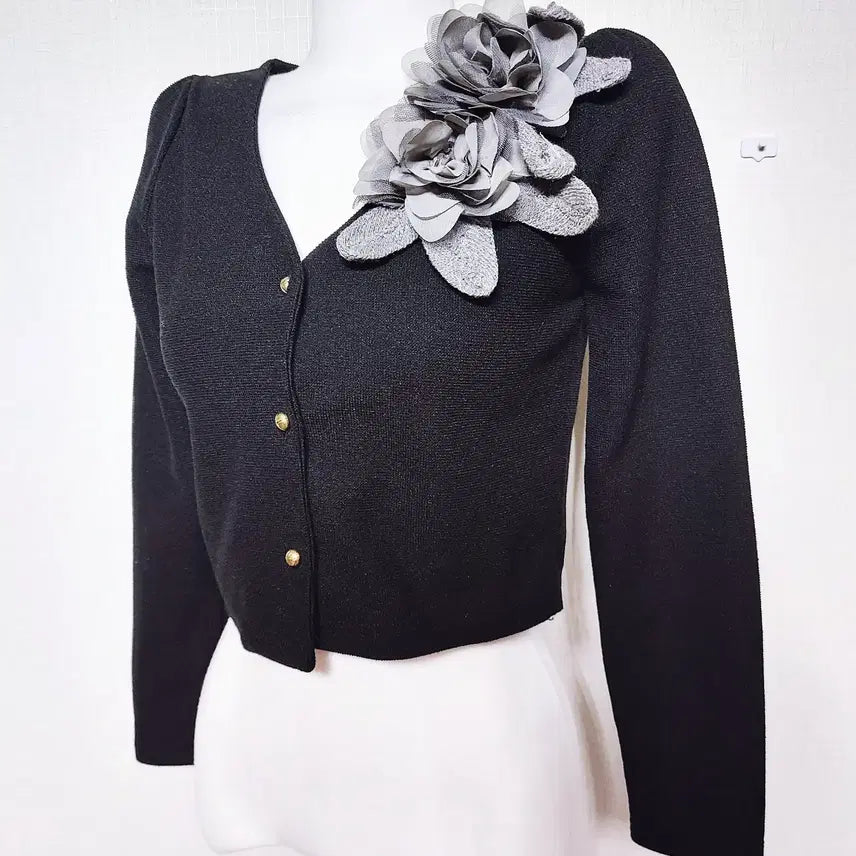 [BUNJANG] Soloist Floral Corsage Cropped Cardigan Black/Grey / 솔로이스트 큰꽃코사지 크롭가디건  55 66 블랙 그레이 크롭