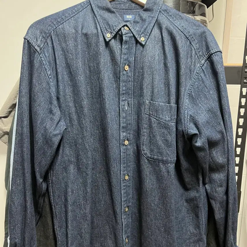 [BUNJANG] Uniqlo Dark Wash Denim Shirt / 유니클로 청셔츠 흑청셔츠