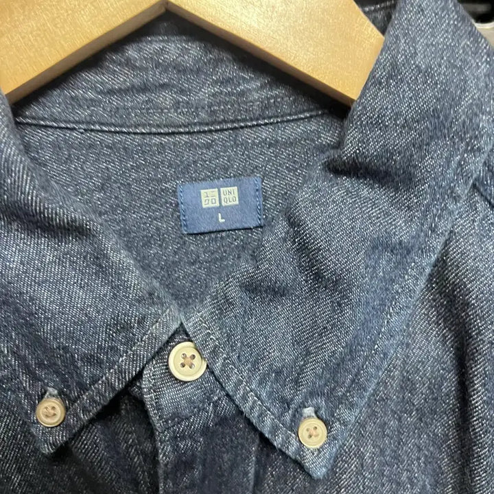[BUNJANG] Uniqlo Dark Wash Denim Shirt / 유니클로 청셔츠 흑청셔츠