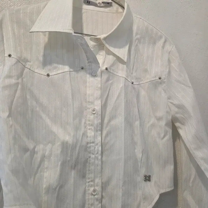 [BUNJANG] White Long-Sleeve Shirt with Silver Stripes / 화이트 셔츠  긴팔