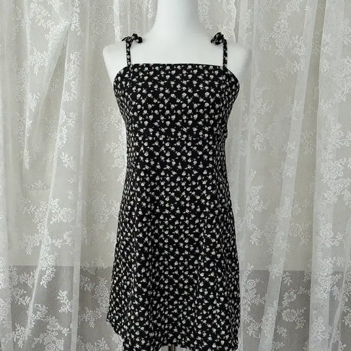 [BUNJANG] Rola Rola Floral Strap Mini Dress Black / F) 로라로라 플라워 스트랩 원피스 블랙