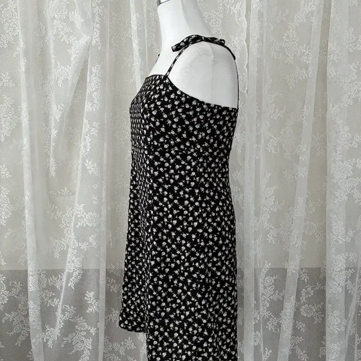 [BUNJANG] Rola Rola Floral Strap Mini Dress Black / F) 로라로라 플라워 스트랩 원피스 블랙