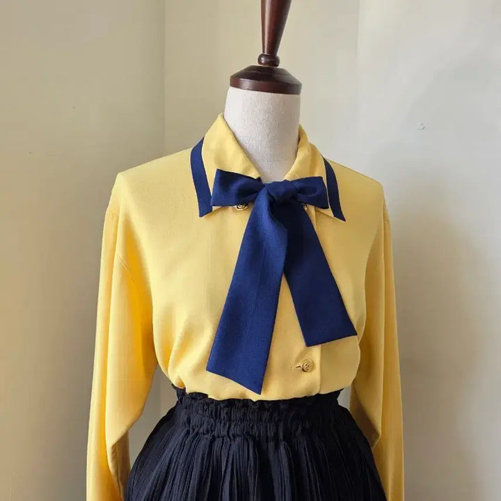 [BUNJANG] Color-Blocked Tie Blouse (Detachable Tie) / 배색 타이 블라우스 탈부착 가능