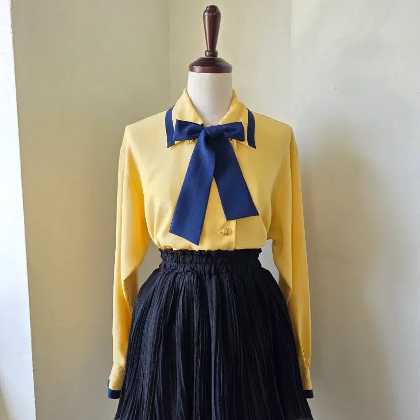 [BUNJANG] Color-Blocked Tie Blouse (Detachable Tie) / 배색 타이 블라우스 탈부착 가능