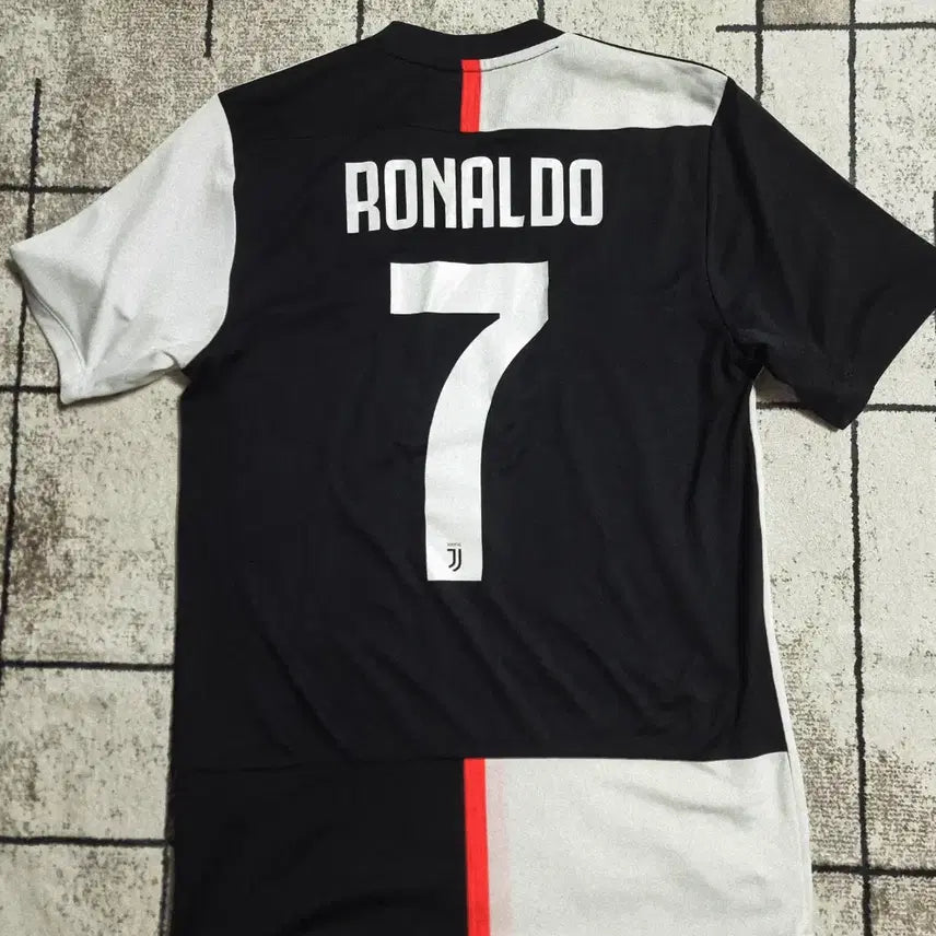 [BUNJANG] Juventus Cristiano Ronaldo 19-20 Home Jersey Size S (90) / [파워정품]19-20시즌 유벤투스 호날두 홈 유니폼 사이즈 S 90