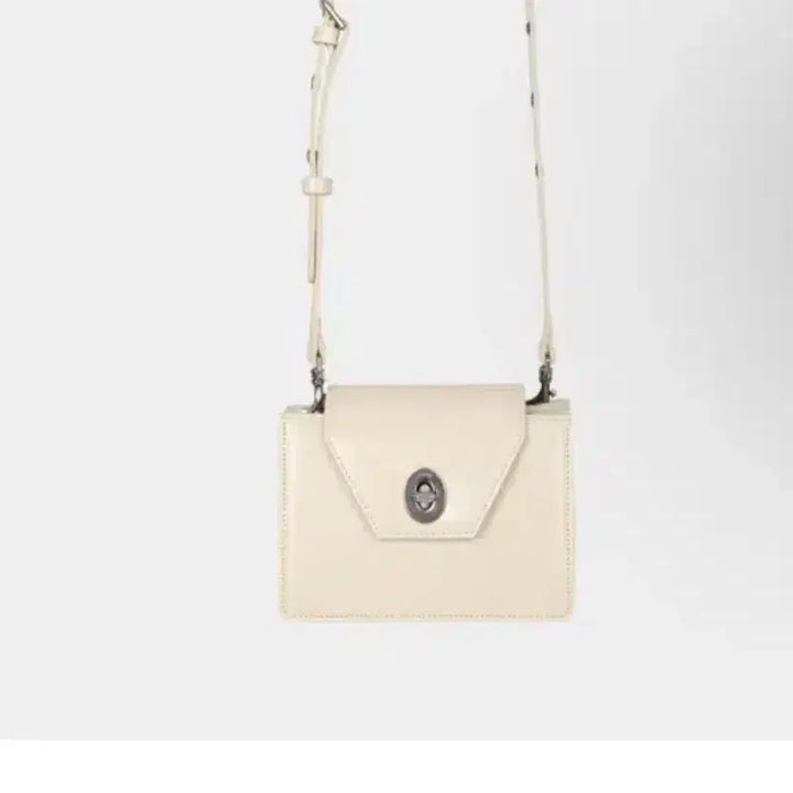 [BUNJANG] Kissing Square Travel Passport Bag Cream / 키시닝 스퀘어 트래블 여권 백 크림