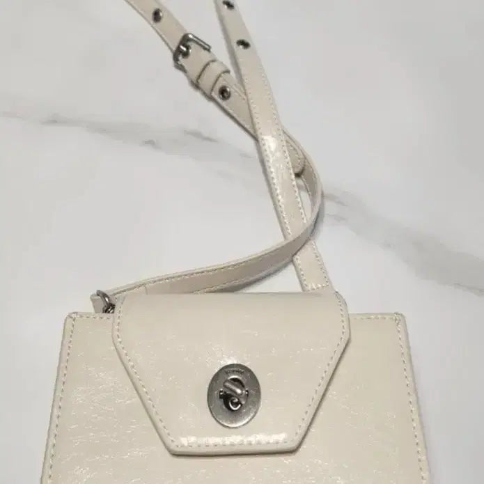 [BUNJANG] Kissing Square Travel Passport Bag Cream / 키시닝 스퀘어 트래블 여권 백 크림