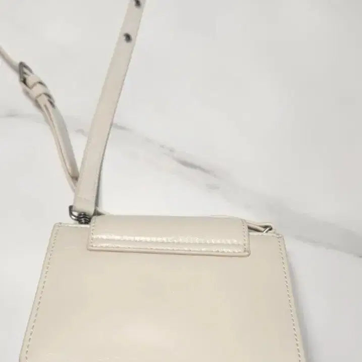 [BUNJANG] Kissing Square Travel Passport Bag Cream / 키시닝 스퀘어 트래블 여권 백 크림