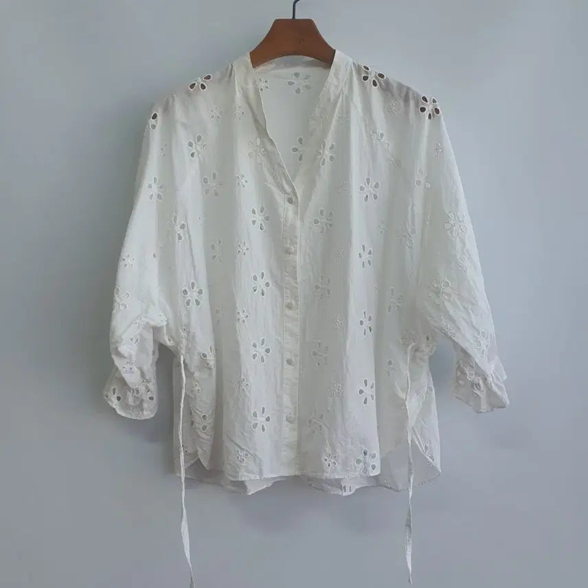 [BUNJANG] Punching Flower Blouse - White, 7/8 Sleeve, Size M / 1084 펀칭 플라워 블라우스 화이트 7부M